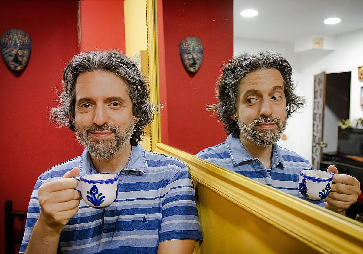 Andrés Neuman, en el restaurante El Piano, en el Realejo, con un pequeño juego de espejos.