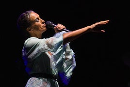 Noa, en uno de los momentos del concierto que ofreció anoche en Granada.