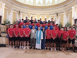 Jugadores y técnicos del club celestes, en la tradicional ofrenda floral a sus patronos.