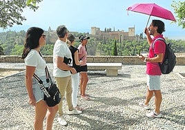 Turistas siguen las indicaciones de un guía en el mirador de San Nicolás en una imagen de archivo.