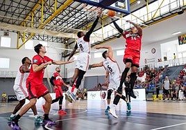 Jacob Wiley se eleva contra el Flamengo en el pabellón de la Ciudad Deportiva Diputación.