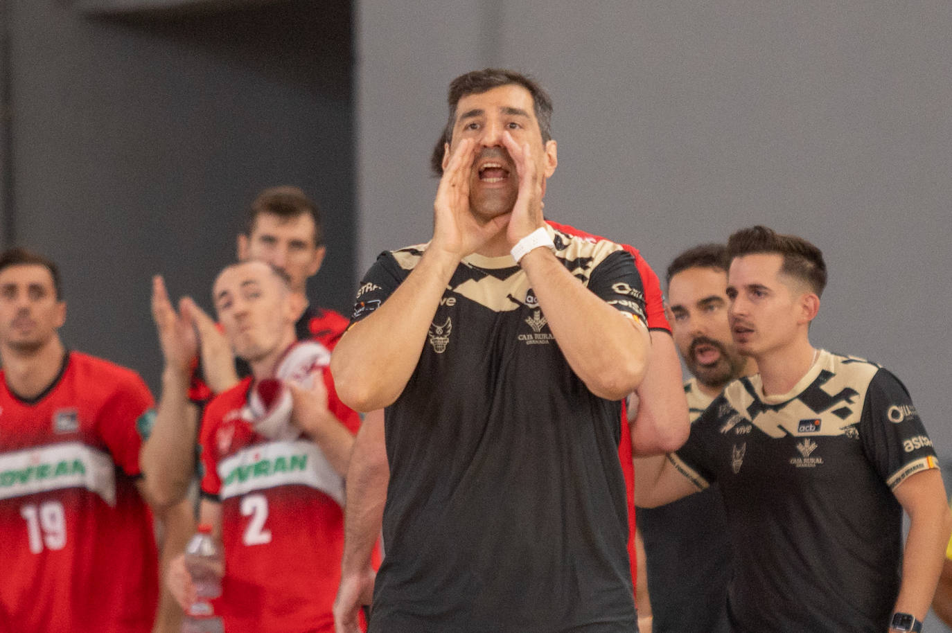 Pablo Pin da instrucciones a sus jugadores.