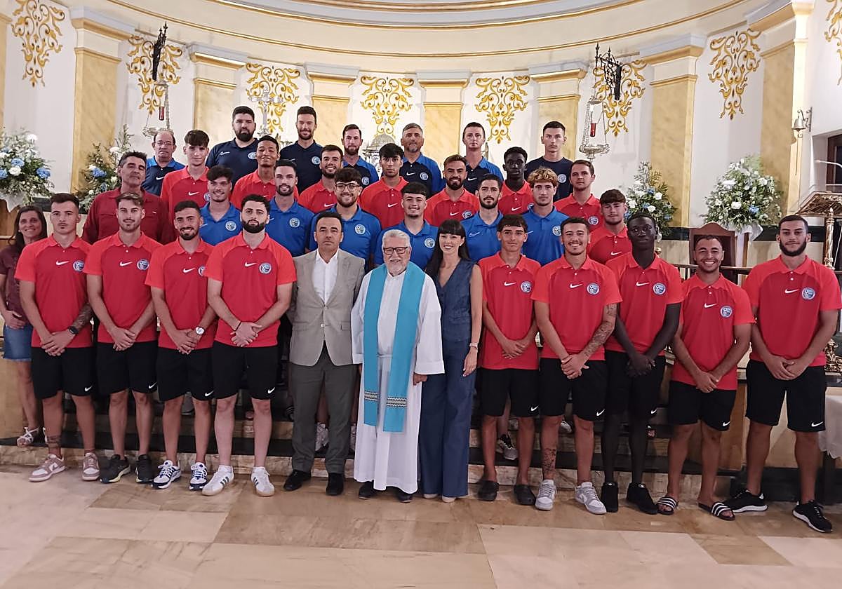 Jugadores y técnicos del club celestes, en la tradicional ofrenda floral a sus patronos.