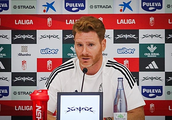 Guille Abascal, entrenador del Granada, en la rueda de prensa.