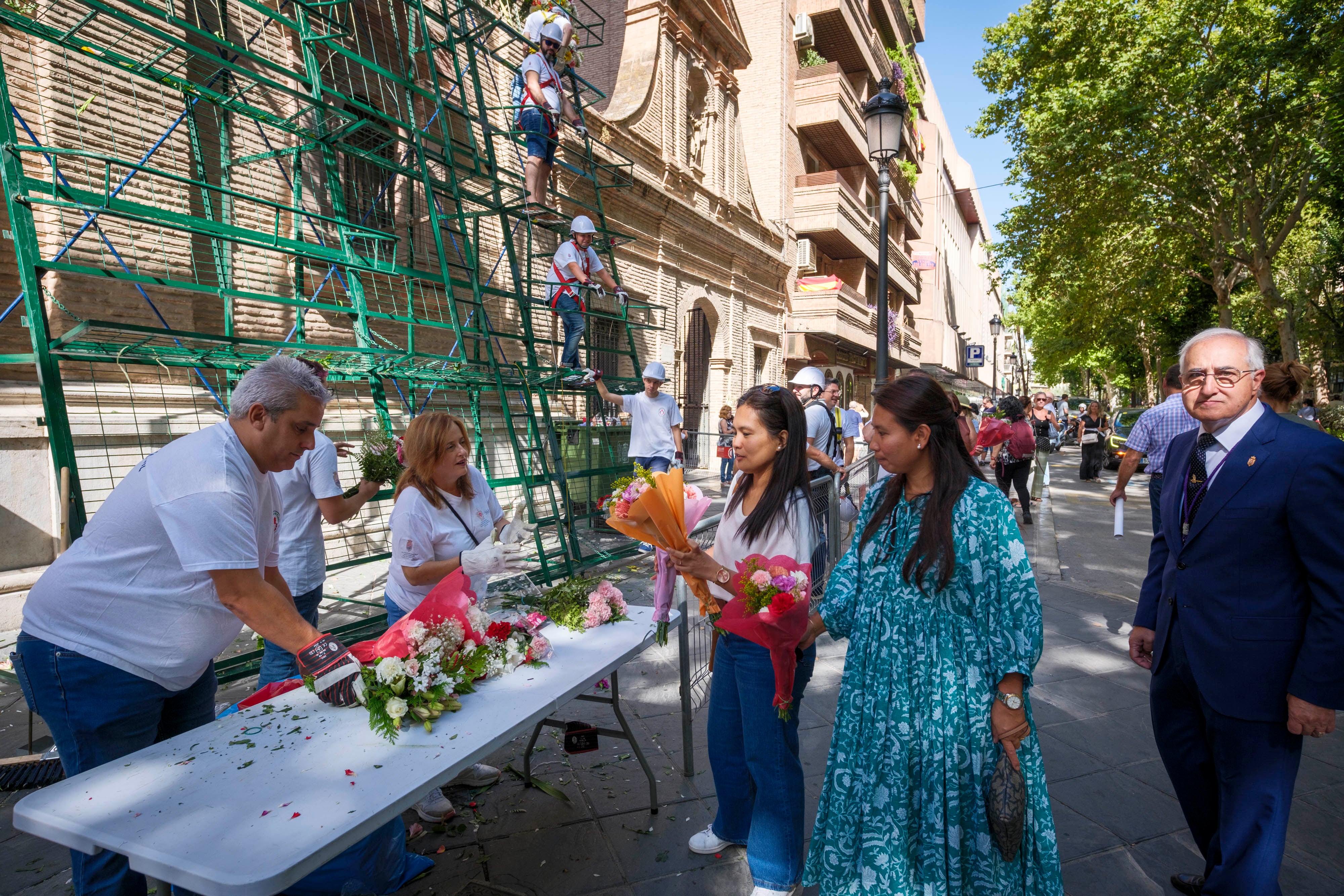 La ofrenda floral a la Virgen de las Angustias, en imágenes