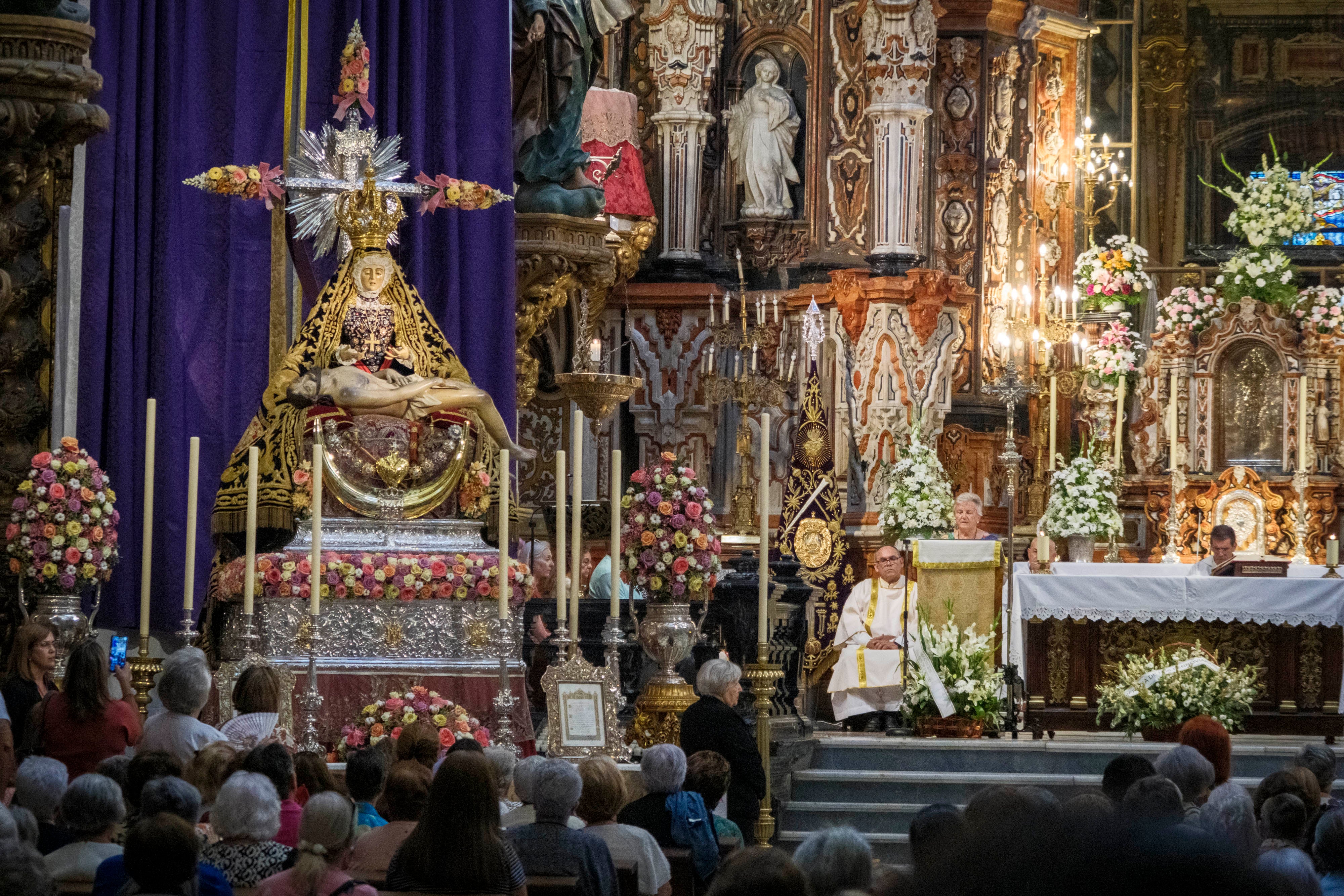 La ofrenda floral a la Virgen de las Angustias, en imágenes