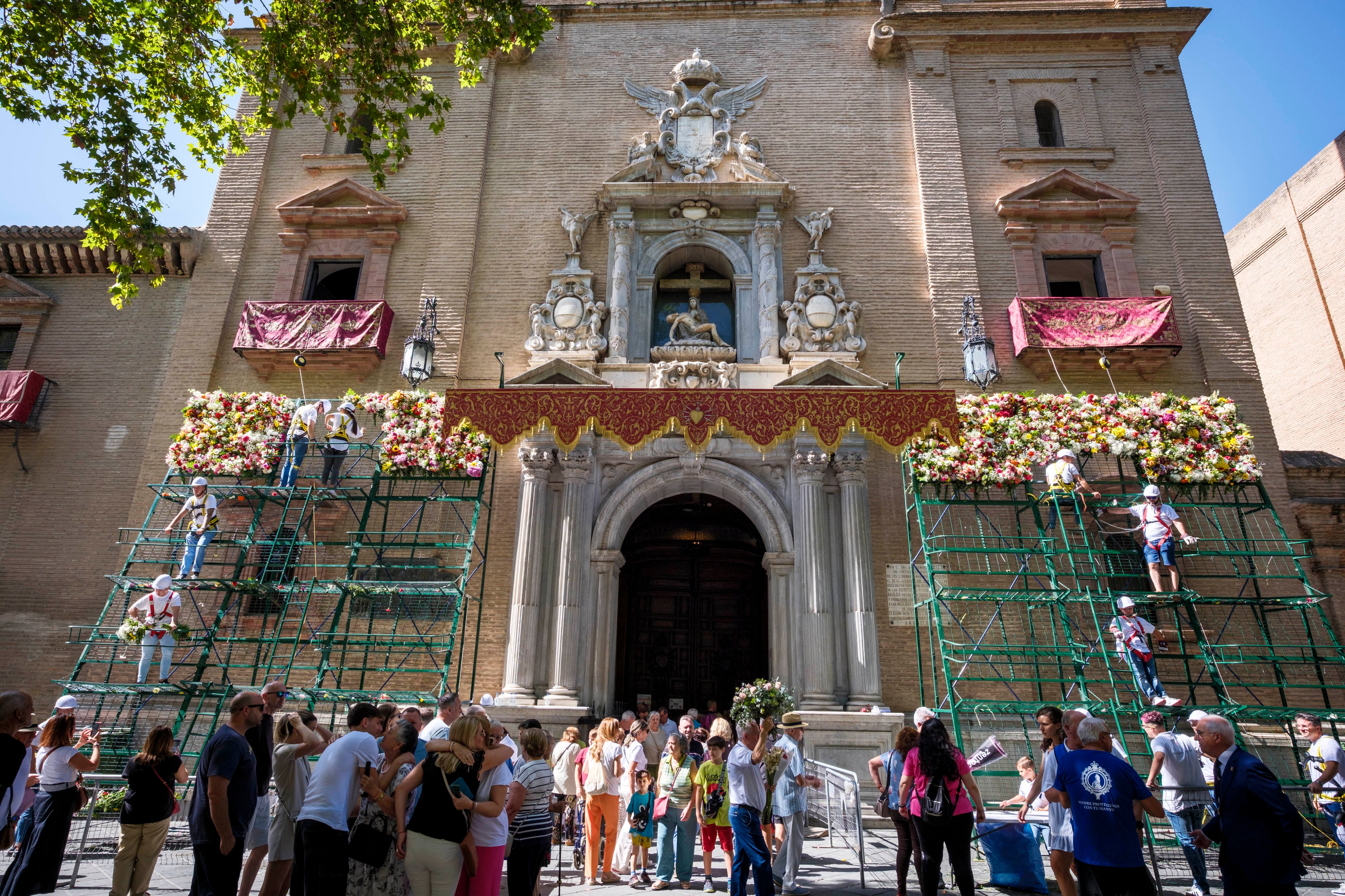 La ofrenda floral a la Virgen de las Angustias, en imágenes