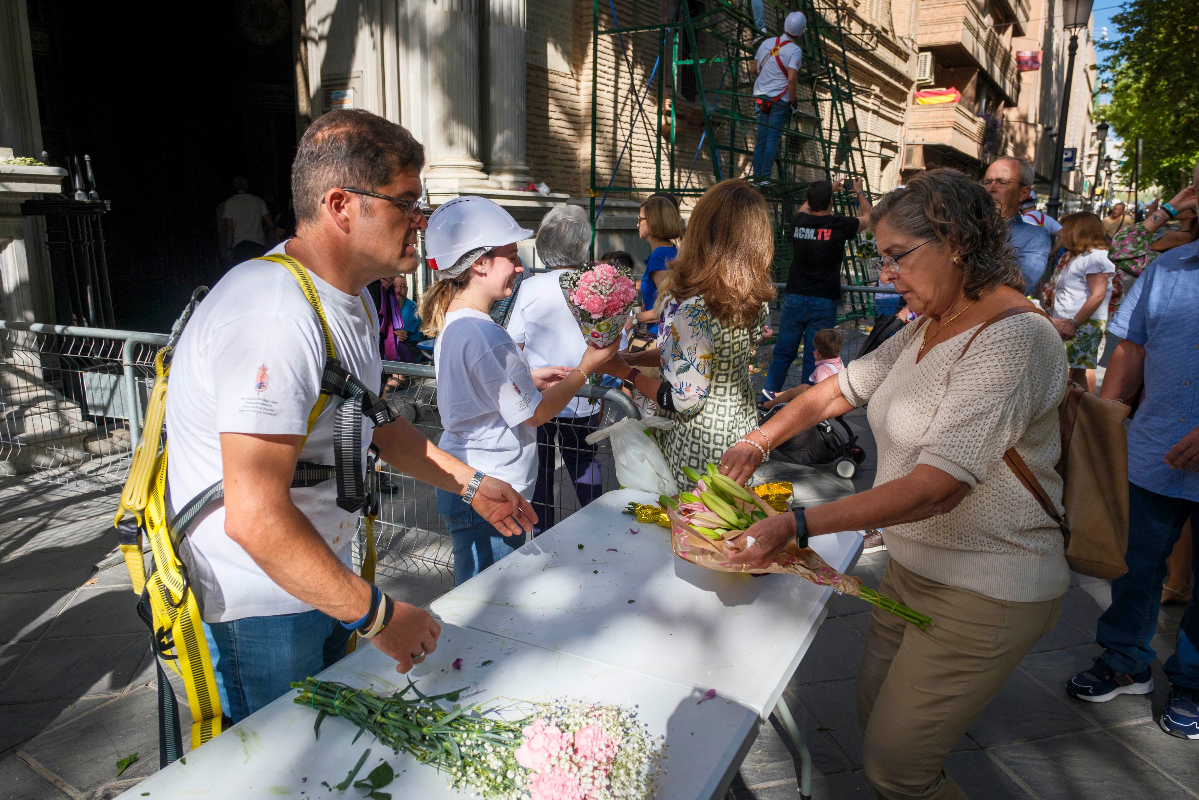 La ofrenda floral a la Virgen de las Angustias, en imágenes