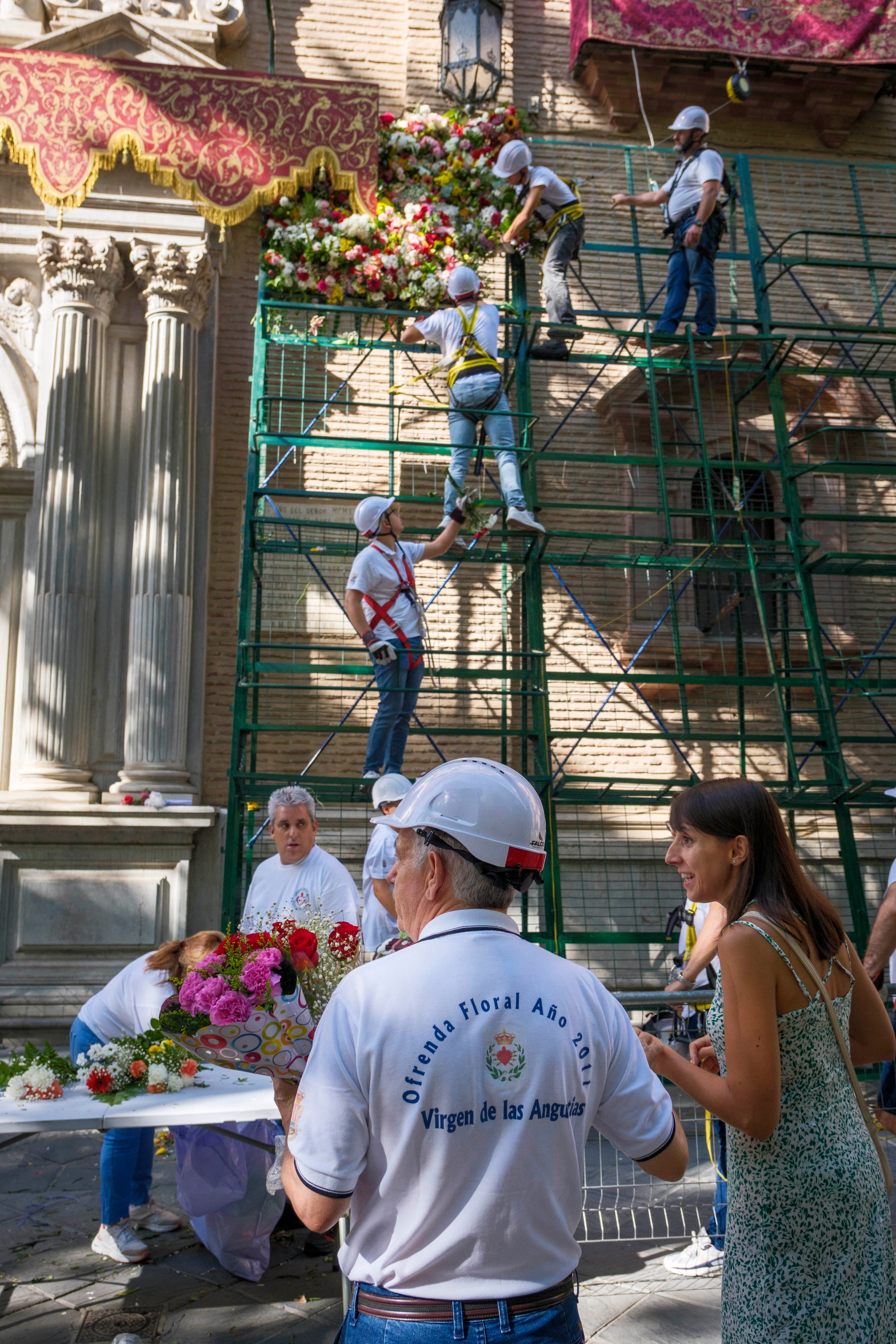 La ofrenda floral a la Virgen de las Angustias, en imágenes