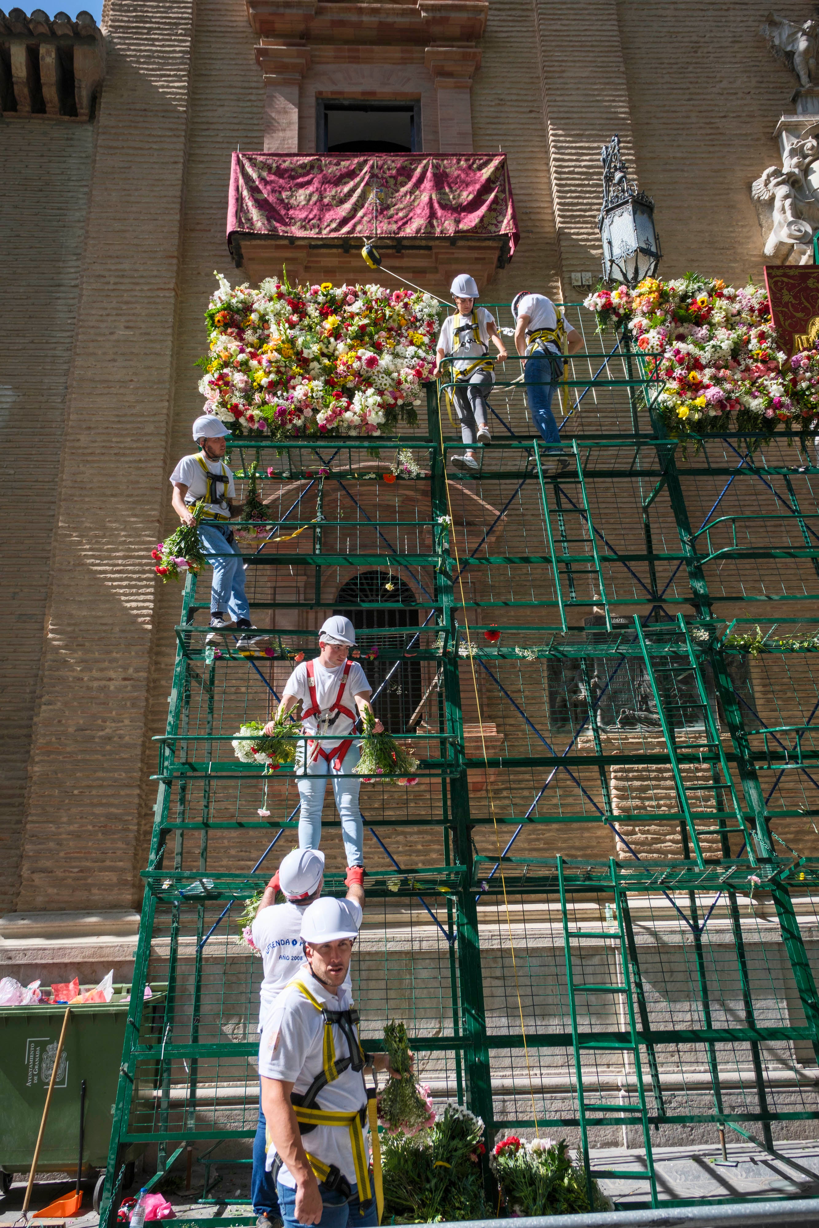 La ofrenda floral a la Virgen de las Angustias, en imágenes