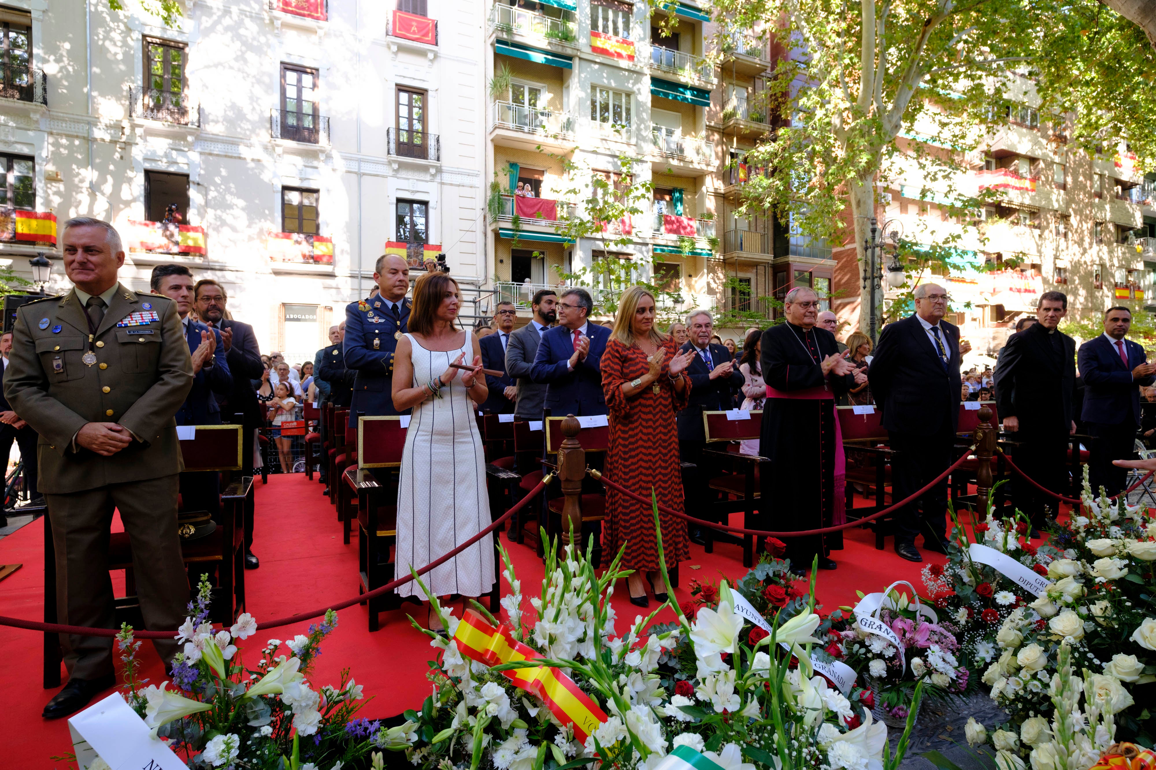 La ofrenda floral a la Virgen de las Angustias, en imágenes