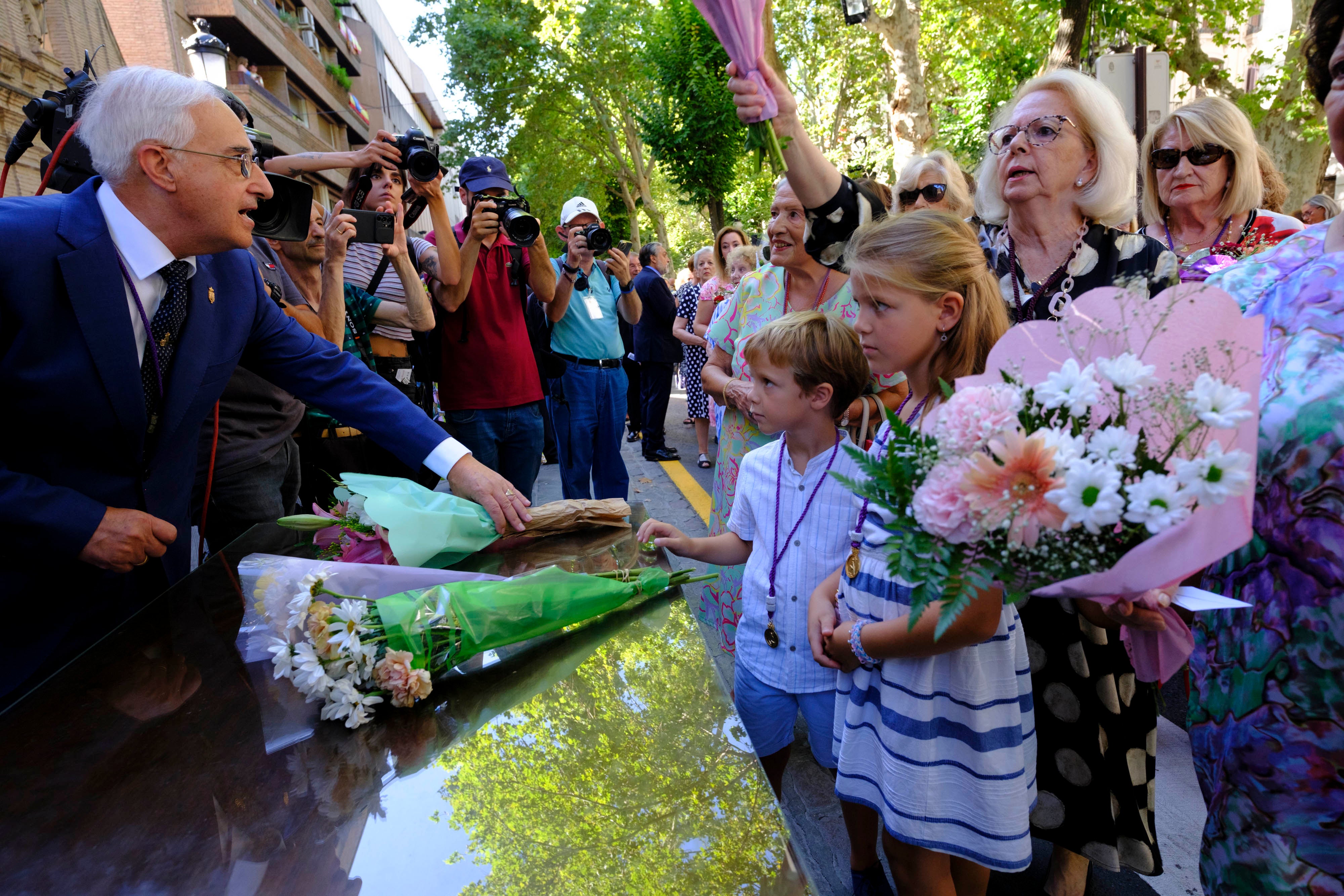 La ofrenda floral a la Virgen de las Angustias, en imágenes