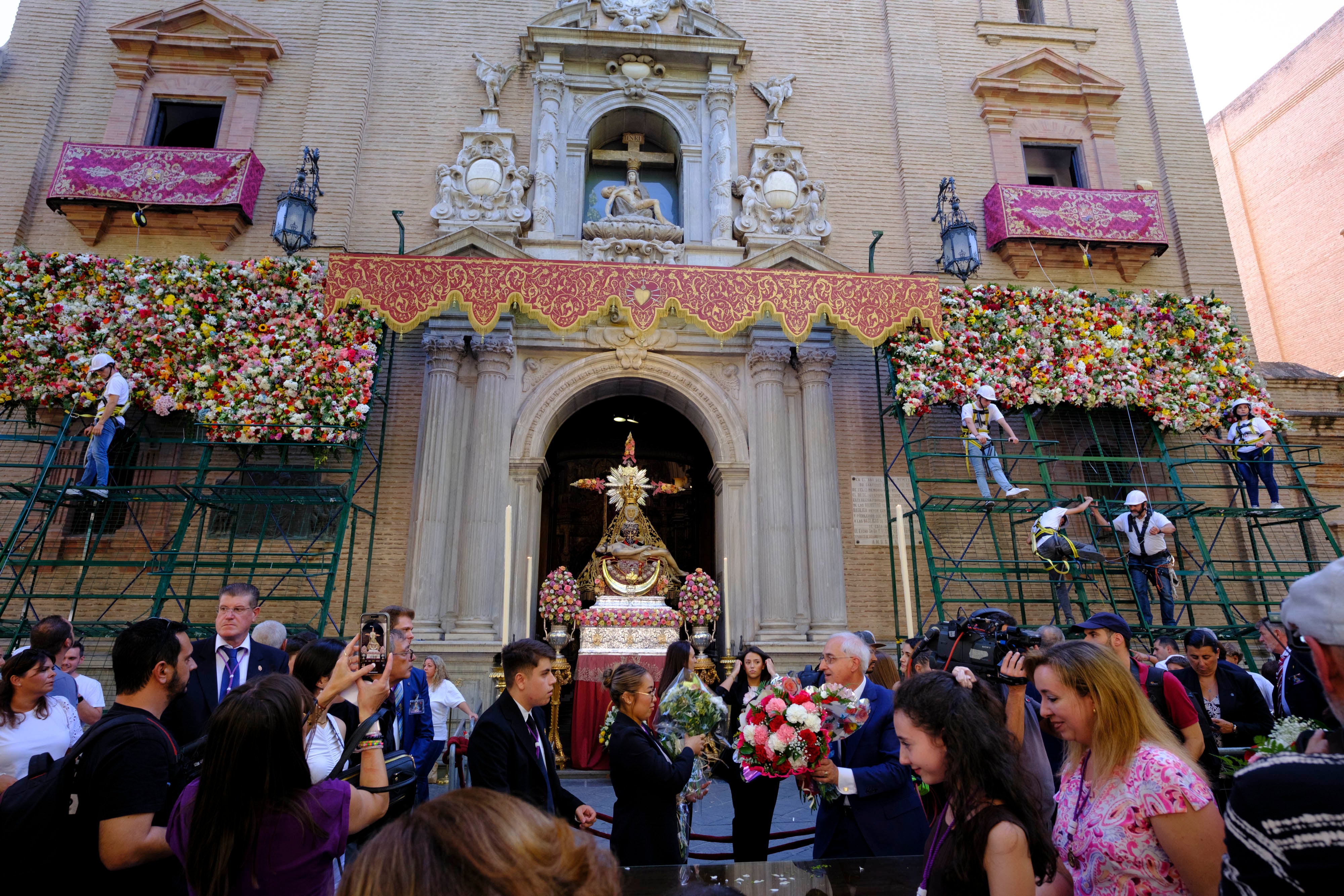 La ofrenda floral a la Virgen de las Angustias, en imágenes