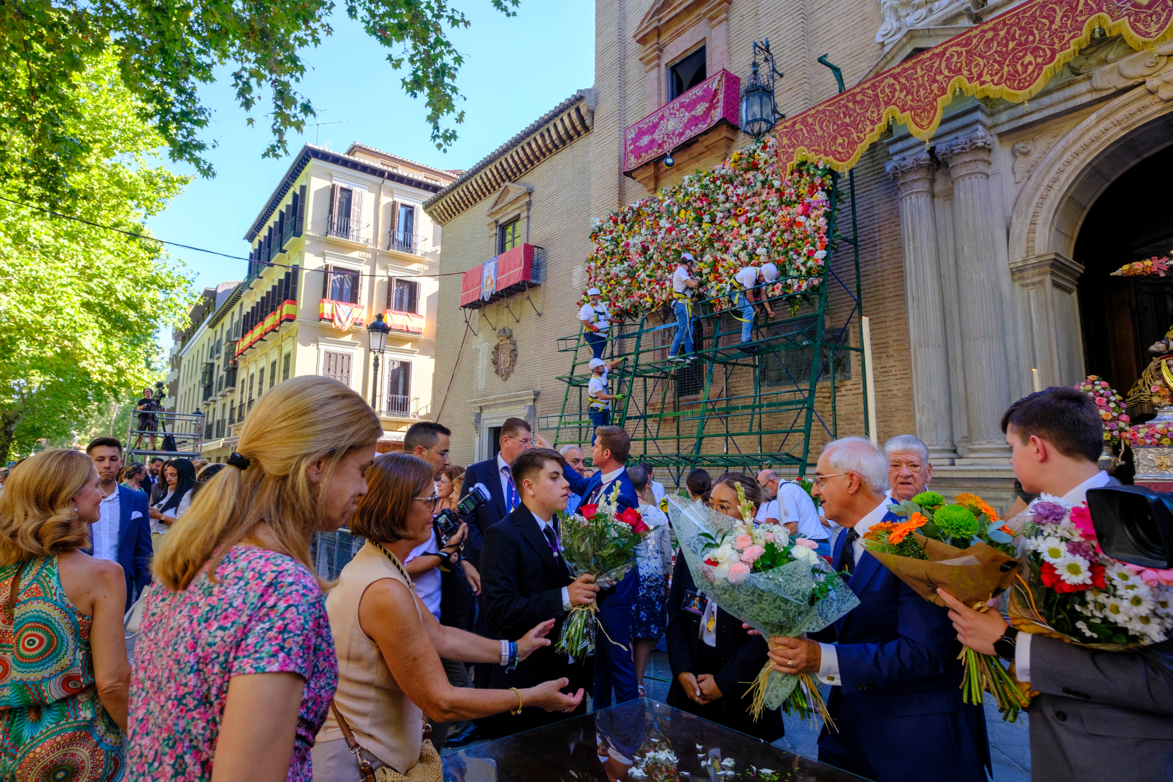 La ofrenda floral a la Virgen de las Angustias, en imágenes