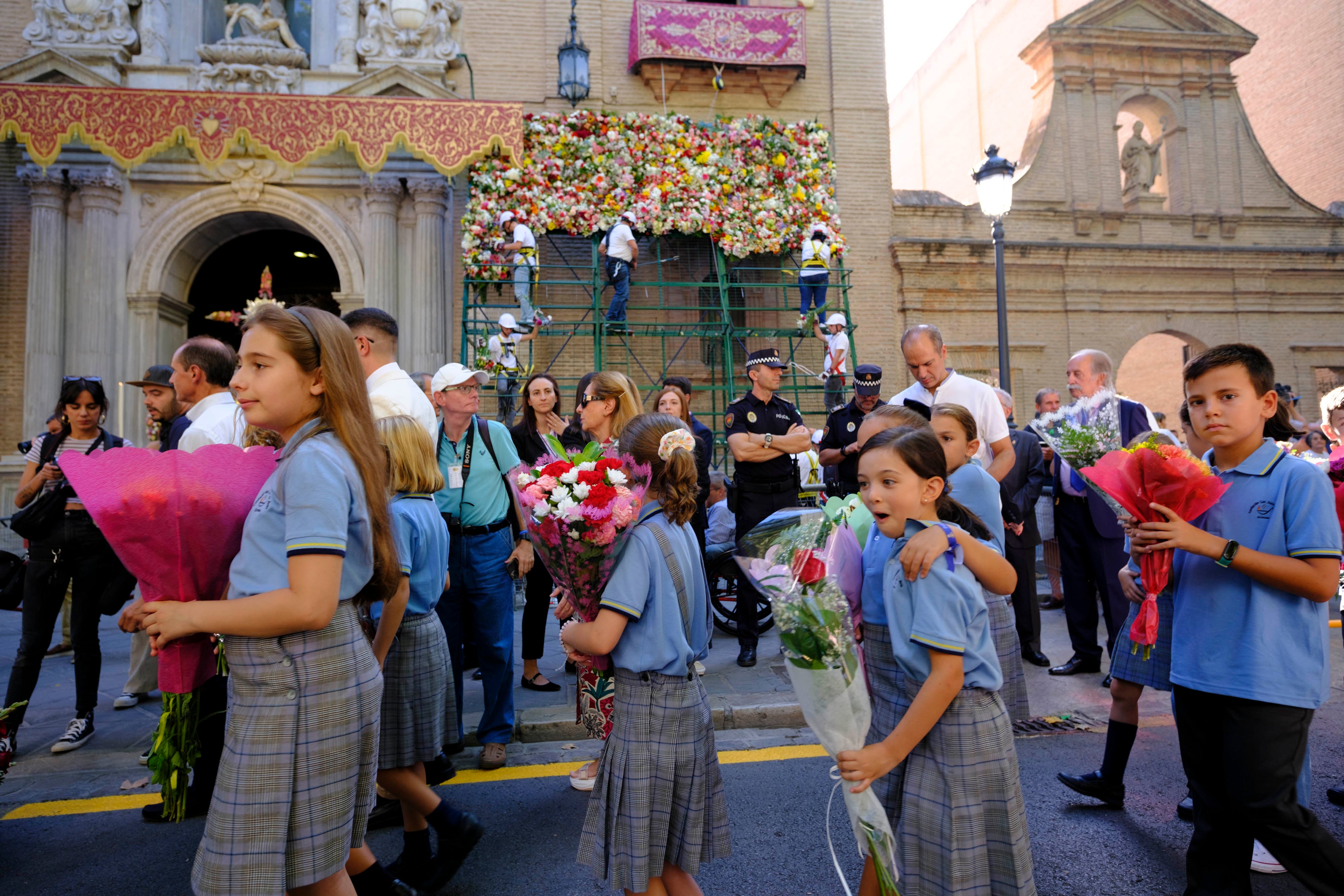 La ofrenda floral a la Virgen de las Angustias, en imágenes