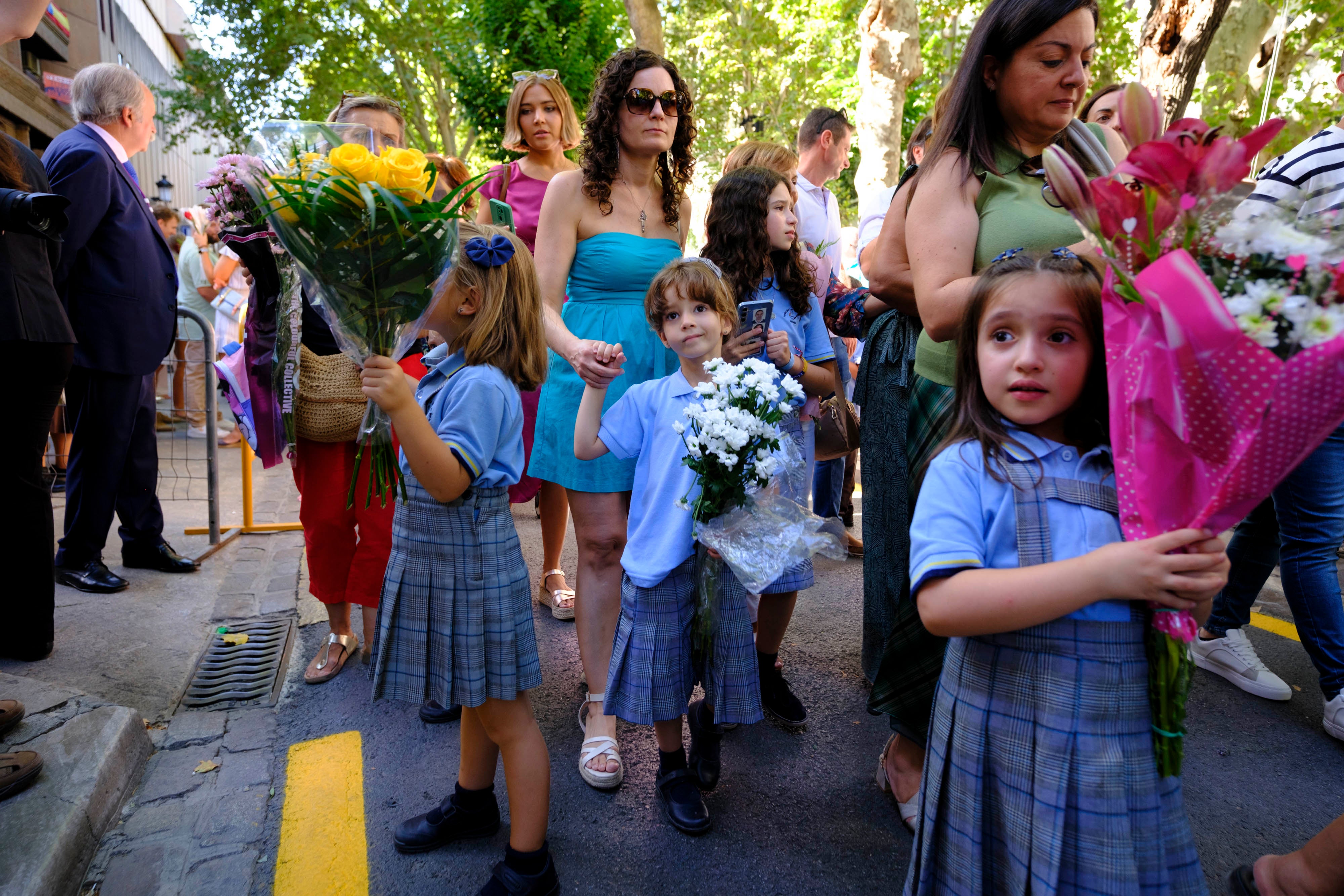 La ofrenda floral a la Virgen de las Angustias, en imágenes