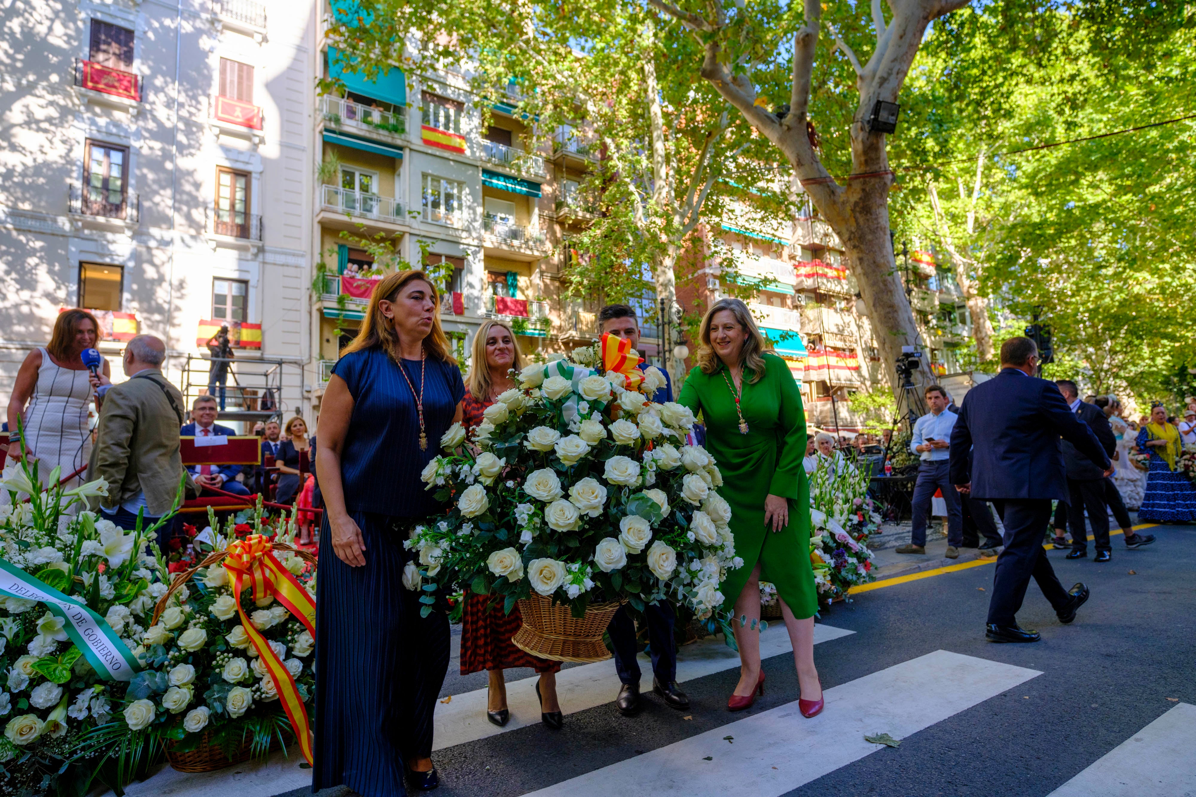 La ofrenda floral a la Virgen de las Angustias, en imágenes