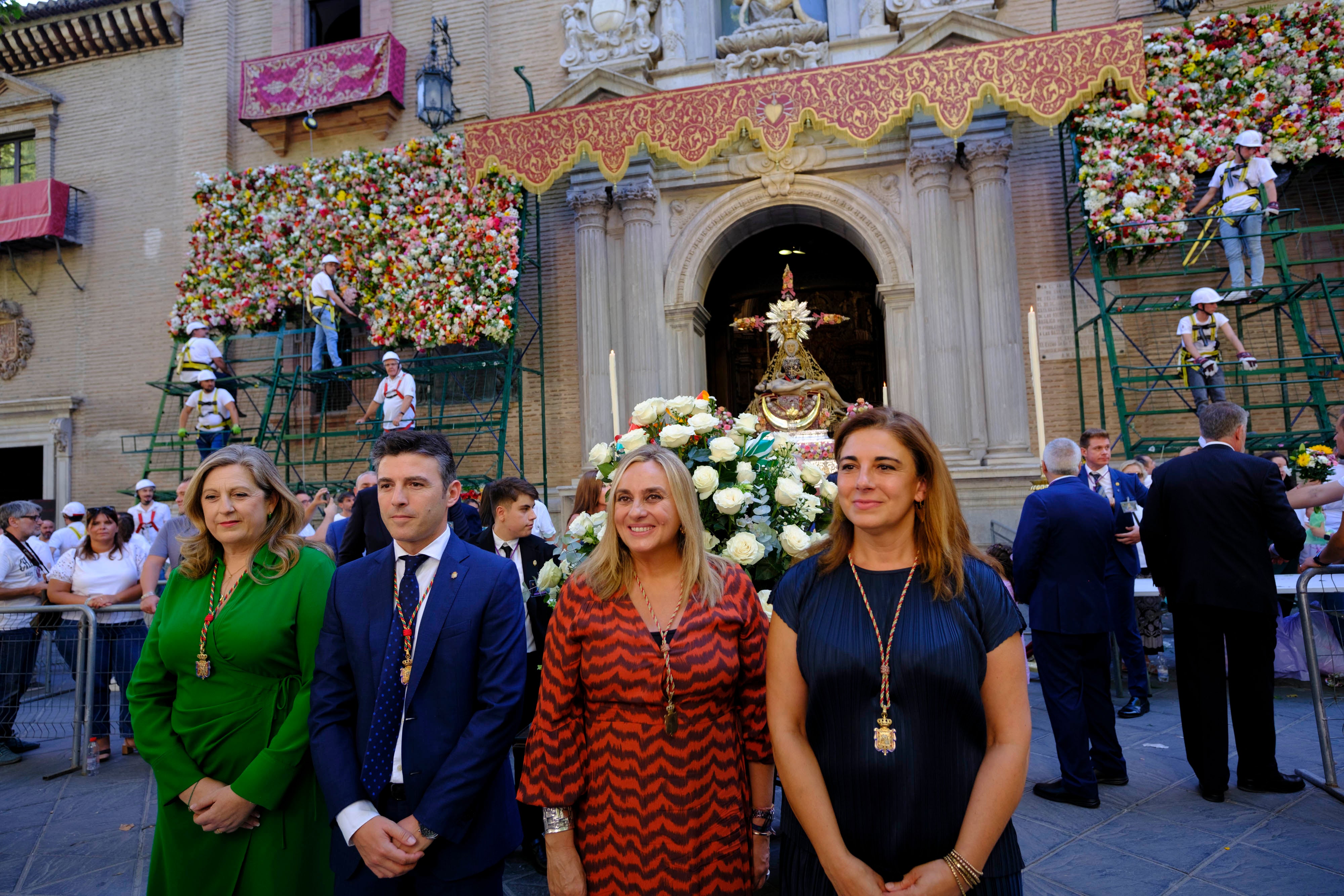 La ofrenda floral a la Virgen de las Angustias, en imágenes