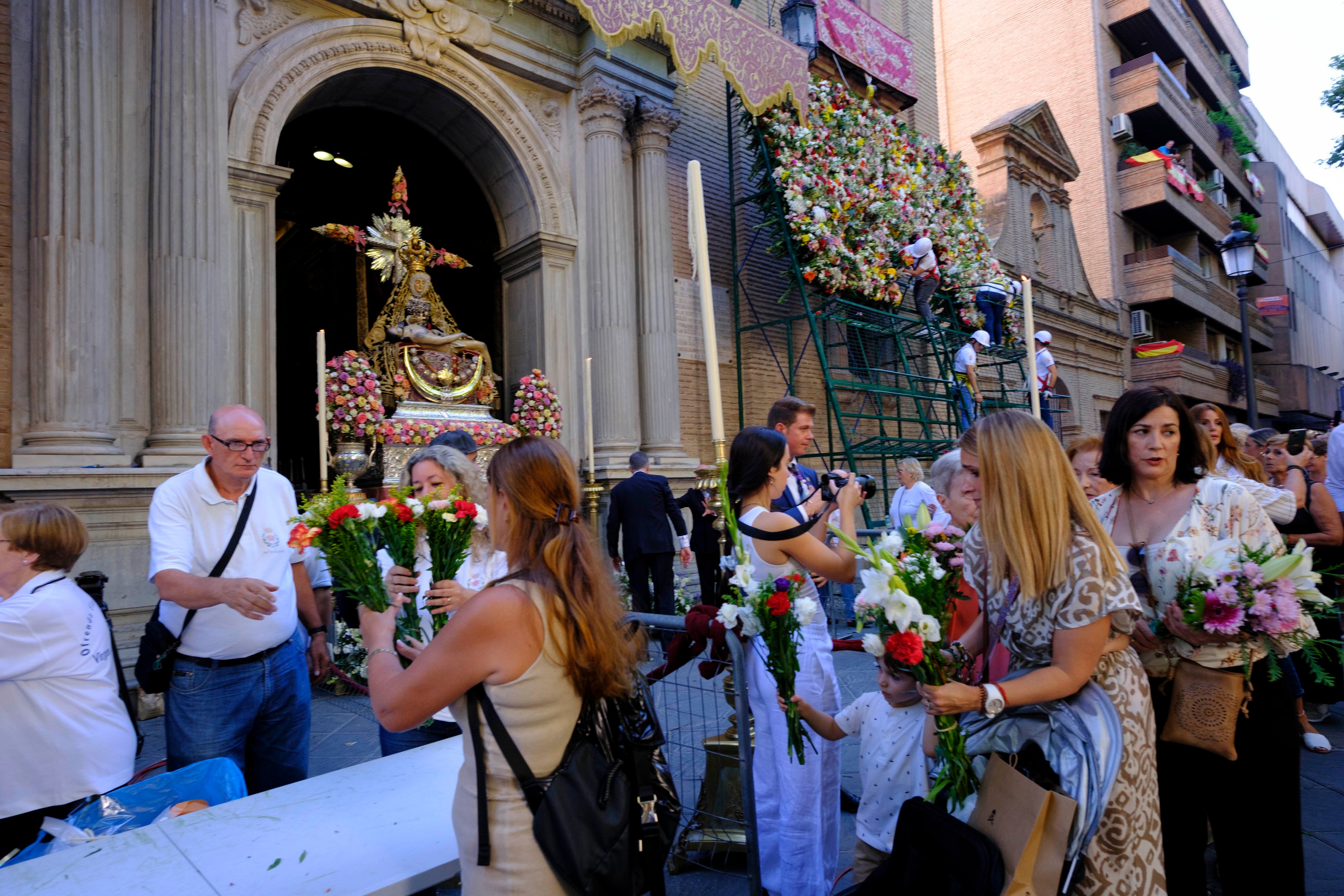 La ofrenda floral a la Virgen de las Angustias, en imágenes