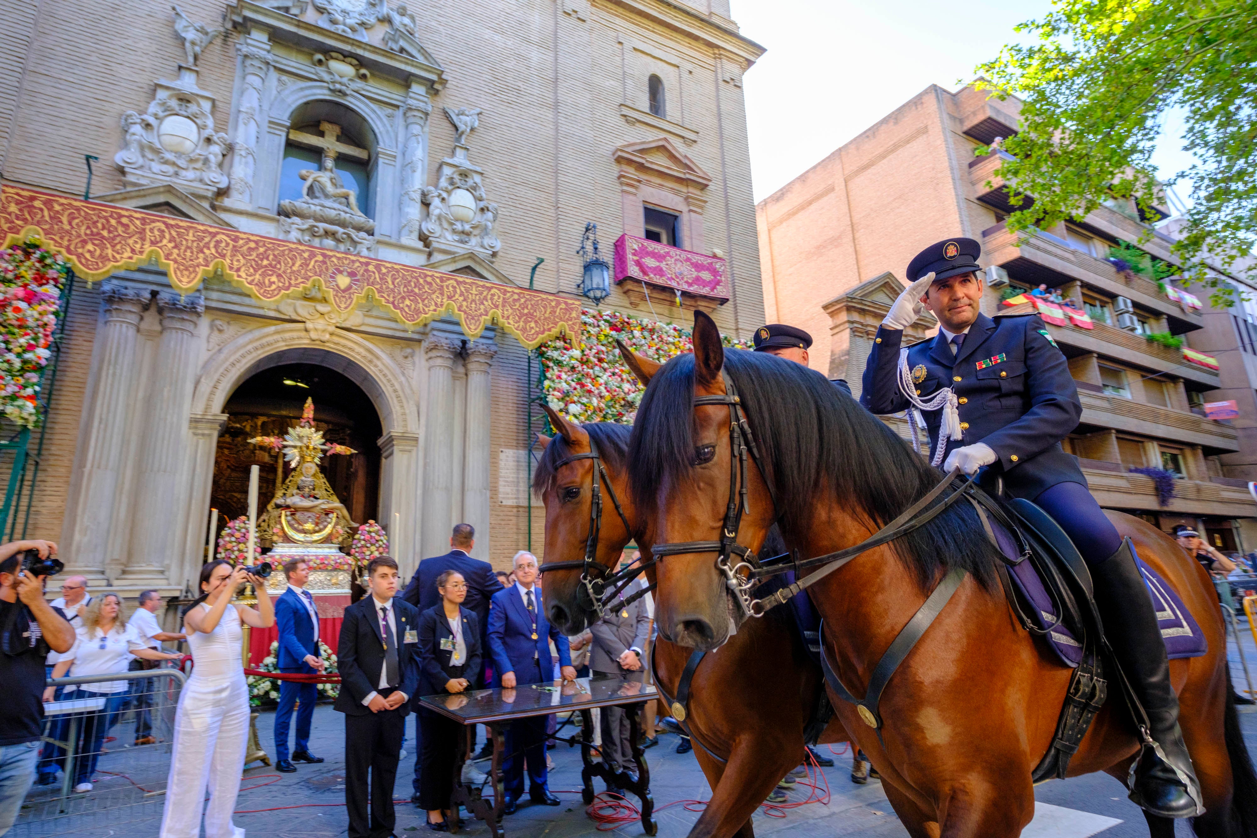 La ofrenda floral a la Virgen de las Angustias, en imágenes