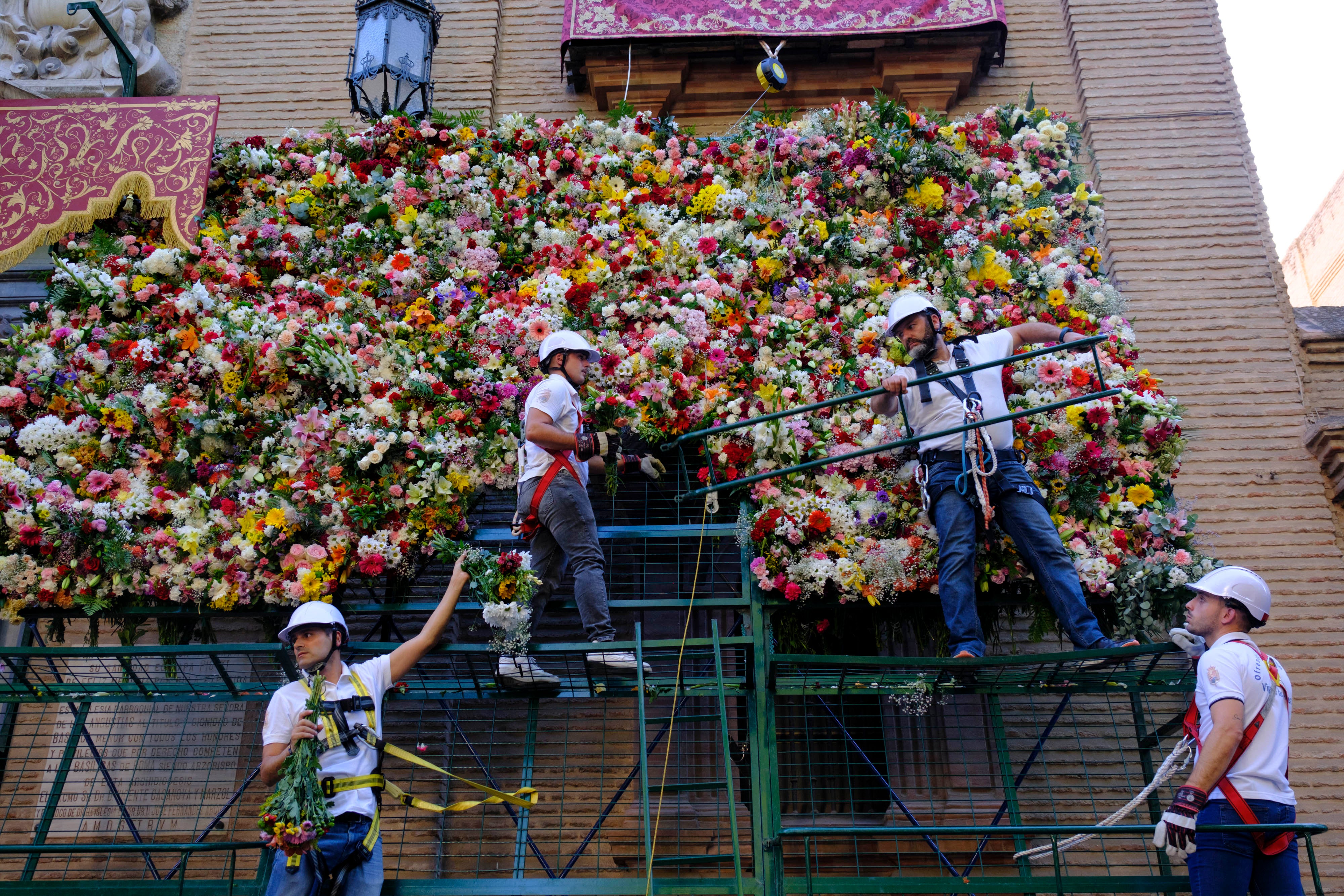 La ofrenda floral a la Virgen de las Angustias, en imágenes