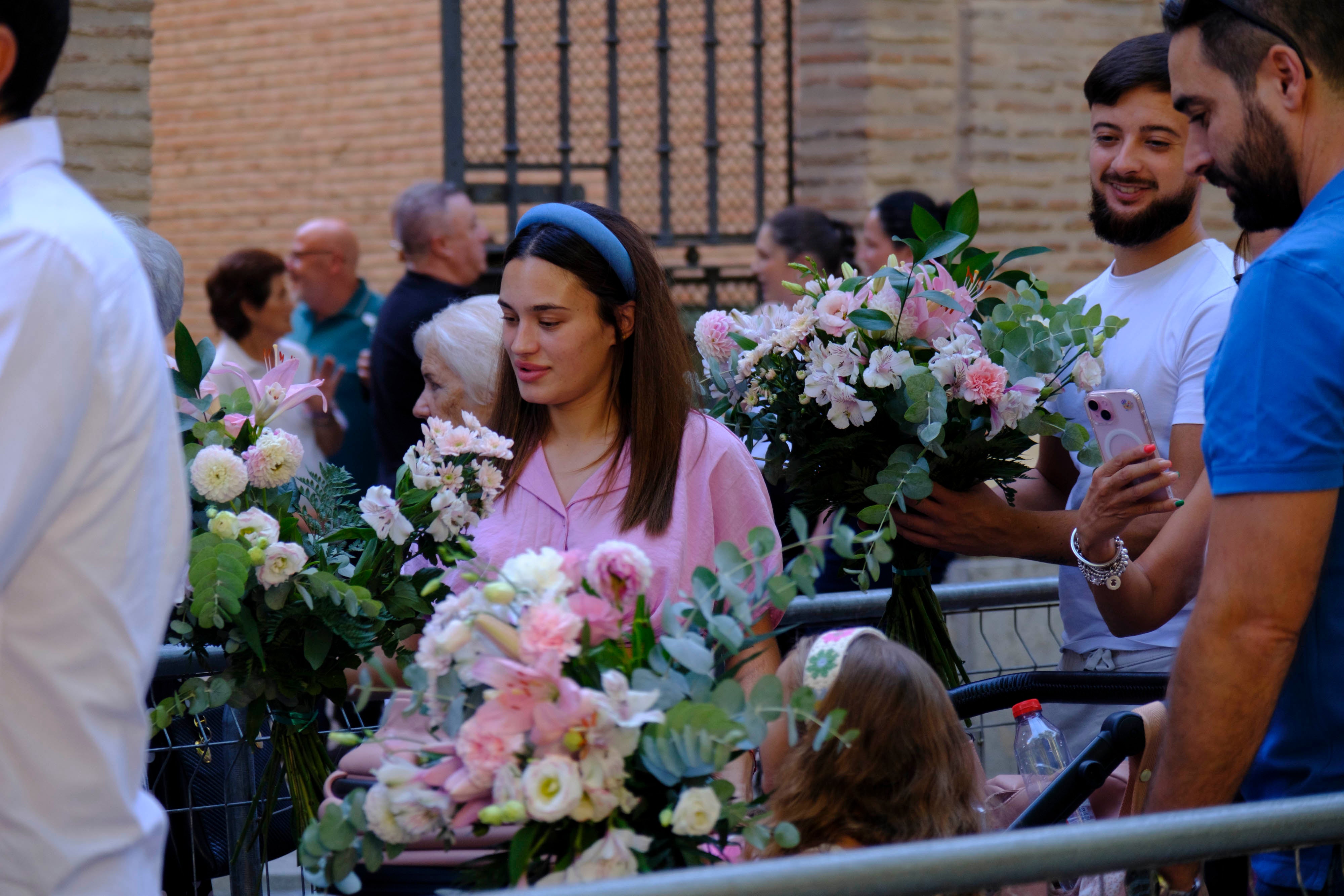 La ofrenda floral a la Virgen de las Angustias, en imágenes