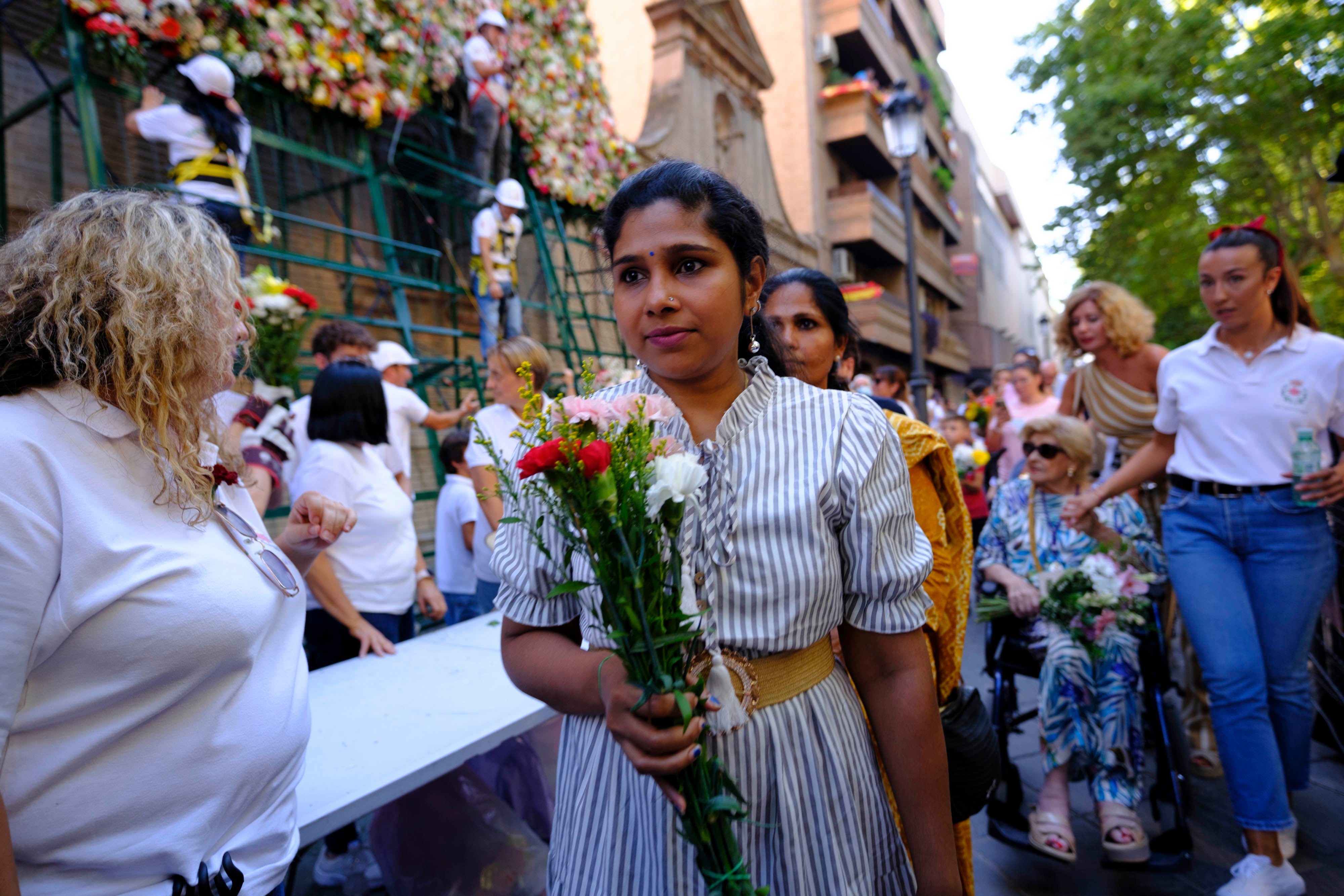 La ofrenda floral a la Virgen de las Angustias, en imágenes