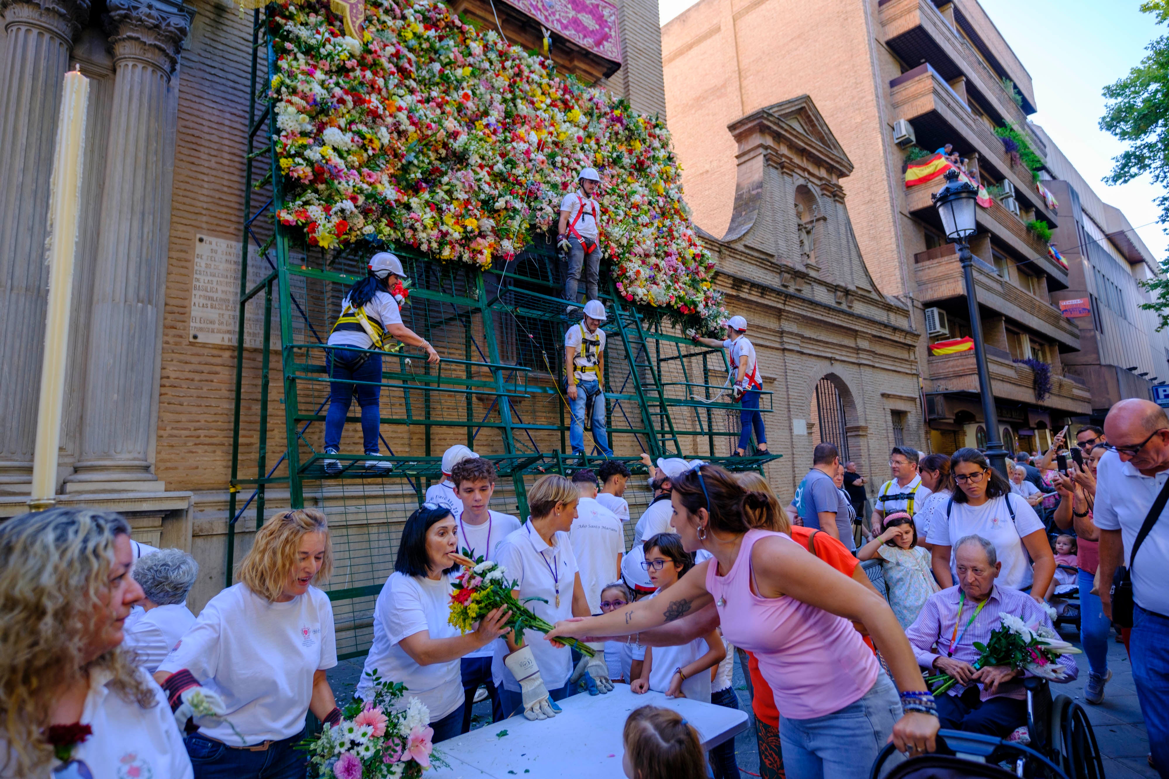 La ofrenda floral a la Virgen de las Angustias, en imágenes