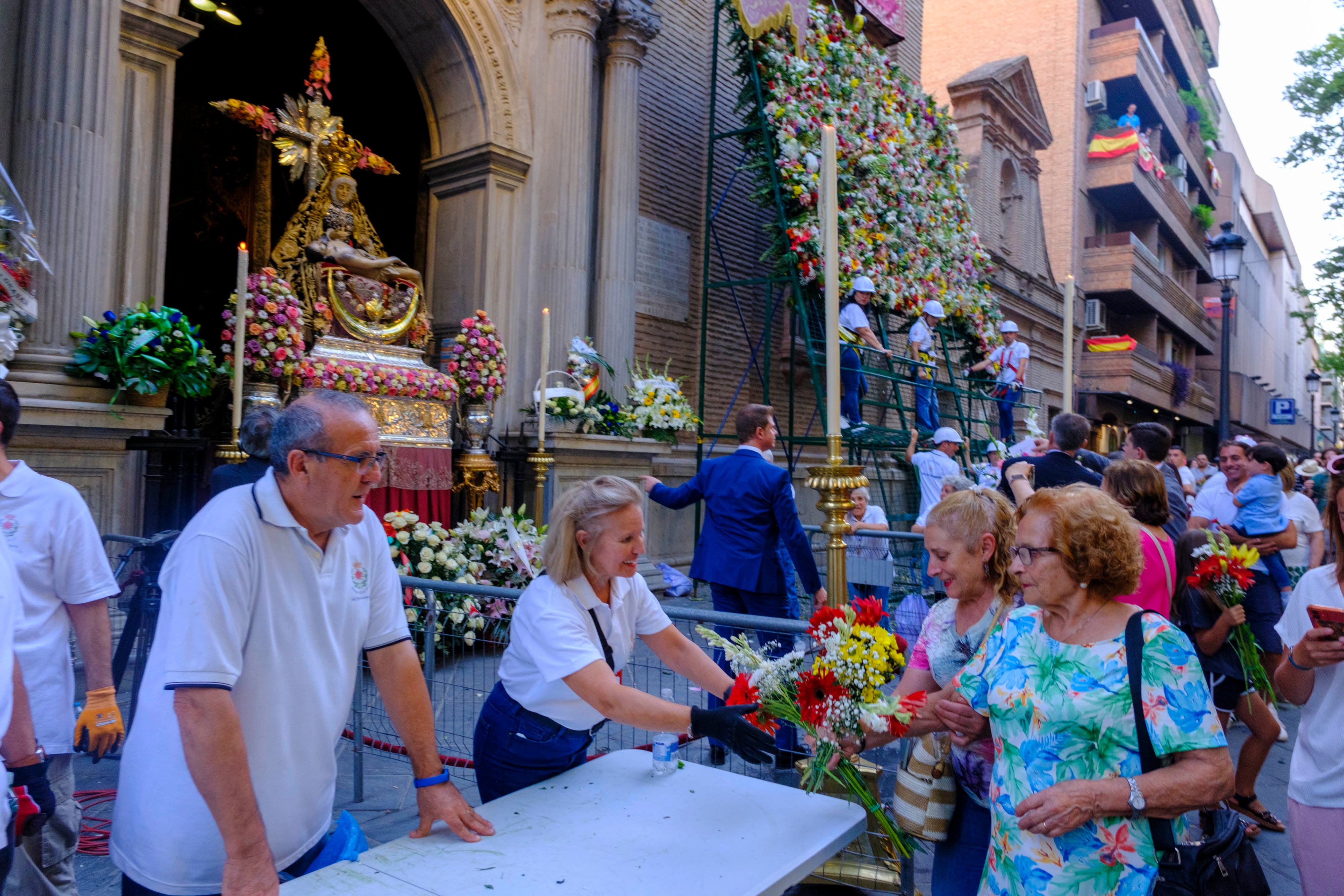 La ofrenda floral a la Virgen de las Angustias, en imágenes