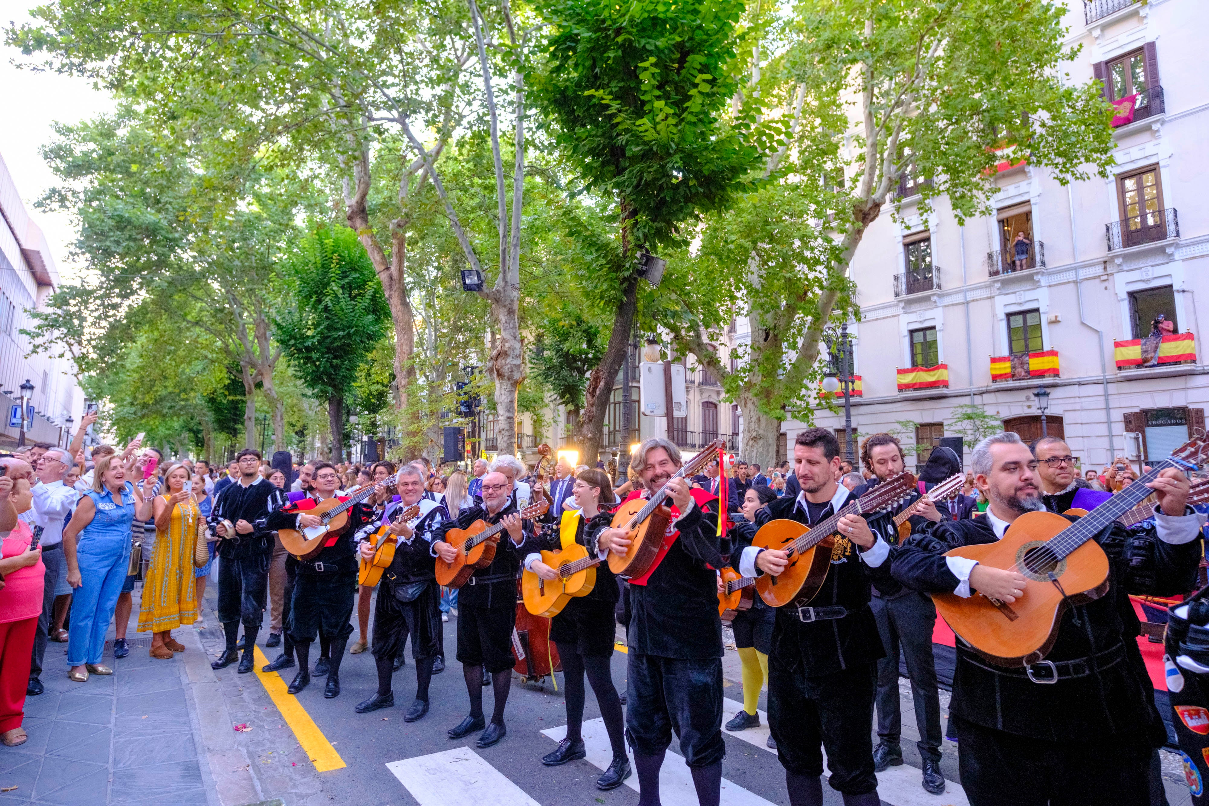 La ofrenda floral a la Virgen de las Angustias, en imágenes