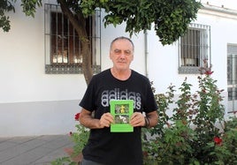 Juan Luis Hervás posa con su libro sobre narcisos silvestres en Jaén.