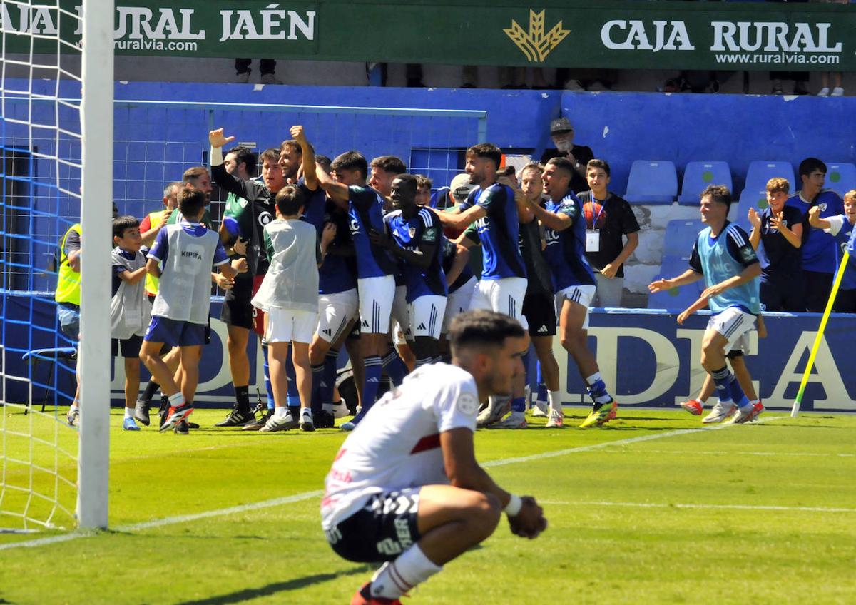 Imagen secundaria 1 - Remontada del Linares en el último suspiro frente al Antoniano