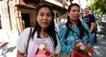 Una mujer filipina celebra su cumpleaños con la entrega de flores a la Virgen 