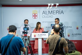 Presentación, ayer, del primer proceso para la licitación del contrato de recogida de residuos urbanos en Almería.