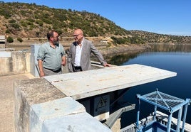 El alcalde de Baños de la Encina y el subdelegado del Gobierno, en la presa del Rumblar.