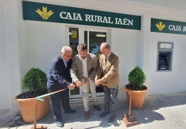 Enrique Acisclo, director general de Caja Rural; Sebastián Lijarcio, alcalde de Espeluy, y Juan Nuñez, presidente de Caja Rural Jaén.