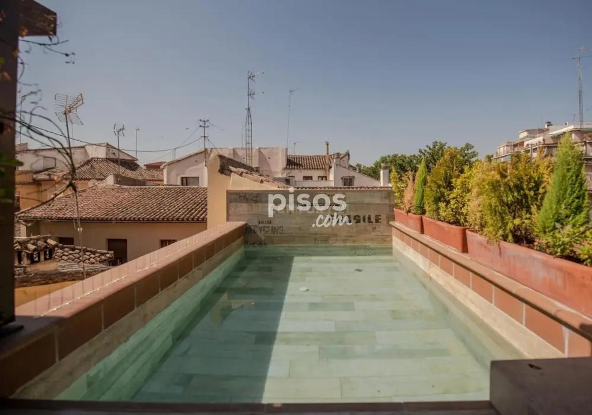 Imagen principal - El espectacular ático más caro de Granada: un dúplex con piscina propia y ascensor directo