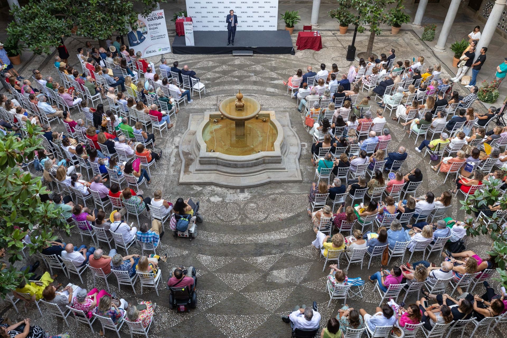 Las imágenes del Aula de Cultura de IDEAL con Enrique Rojas