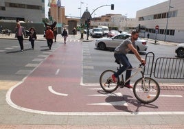 Imagen de archivo del carril bici de Almería en la zona de la Ciudad de la Justicia.