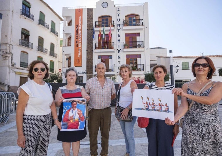 Familiares de Saúl Craviotto en la plaza del Ayuntamiento de Albuñol.