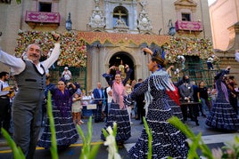 Un grupo baila delante de la Basílica de la Virgen de las Angustias en honor a la patrona.