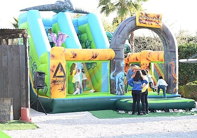 La piscina y las tiendas de 'glamping' del camping Don Cactus de Carchuna