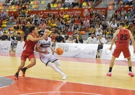 Jonathan Rousselle, con el balón, ante la defensa de Dani García.