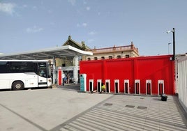 Imagen de la instalación del servicio de préstamo de bicicletas en la estación provisional.