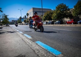 Una moto circula por una de las nuevas calles afectadas por la extensión de la zona azul