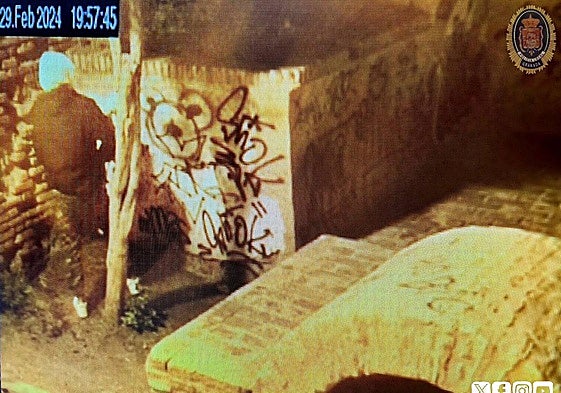 Imágenes de la Policía Local de un individuo en el Aljibe del Zenete.