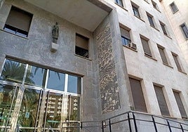 La fiscal eleva a 17 años su petición de cárcel al terapeuta acusado de robar y matar a su camello en El Ejido