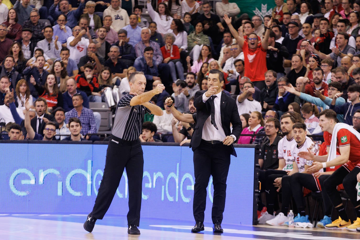 Pablo Pin protesta una decisión arbitral en un partido de la Liga Endesa.