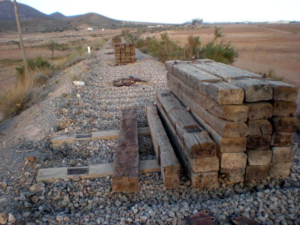 Tramo desmantelado de la antigua línea de tren Guadix-Almendricos.