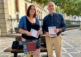 Silvia de la Torre y Manuel Salazar reparten octavillas en el centro de la capital.